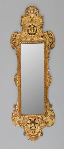 null Miroir rectangulaire en bois et composition sculptés doré à décor de coquilles...