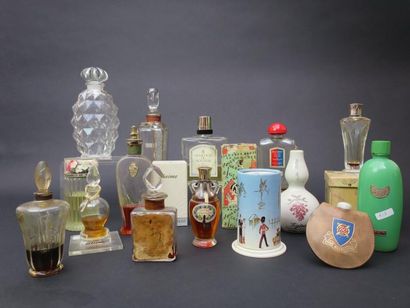 null Divers parfumeurs (années 1920 et 1940)
Lot de vingt-cinq flacons des maisons...