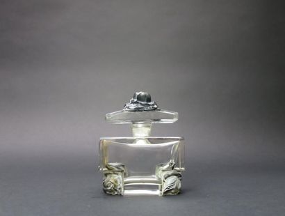 null Cristallerie de Bohème (années 1930)
Important flacon à parfum à décor de roses...