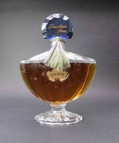 null GUERLAIN "Shalimar" (1925)
Spectaculaire flacon publicitaire décoratif modèle...