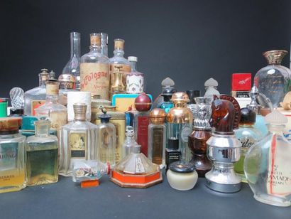 null Divers parfumeurs
Soixante-cinq différents flacons de parfumeurs : GUERLAIN,...