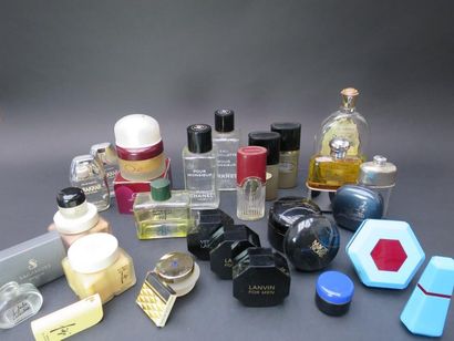null Divers parfumeurs
Lot comprenant douze flacons de parfums, sept boîtes pour...