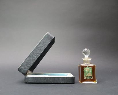 Parfum oriental, flacon en cristal de Baccarat,...