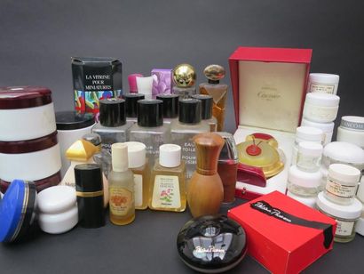 null Divers parfumeurs
Important lot comprenant : dix-sept flacons, trente pots de...
