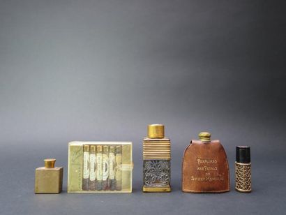 null Divers parfumeurs 
Lot comprenant quatre flacons et un coffret de cinq échantillons...