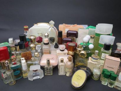 null Divers parfumeurs
Fort lot comprenant soixante-deux flacons, trois boîtes à...