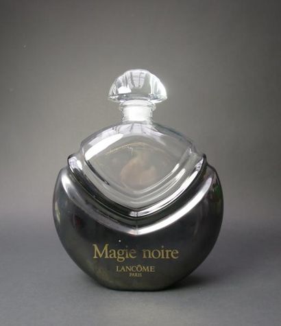 null LANCÔME "Magie noire"
Important flacon publicitaire décoratif en verre incolore...