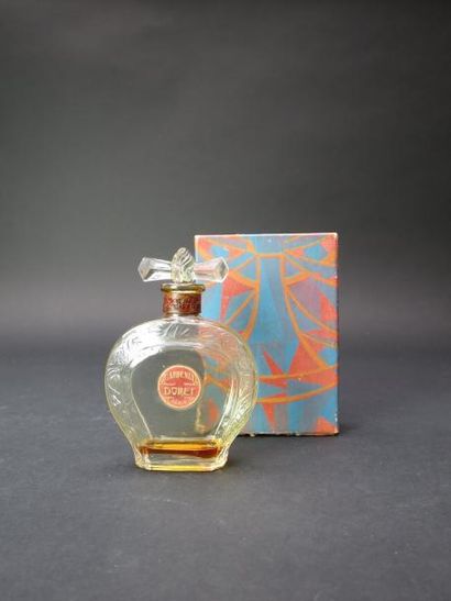 null DORET "Gardenia" 
Présenté dans son coffret en carton polychrome à décor moderniste,...