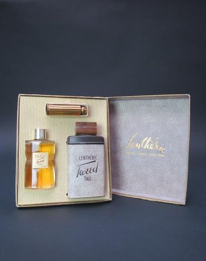 null LENTHÉRIC
Un coffret parfum "Tweed" comprenant un flacon (vide) de talc en métal,...