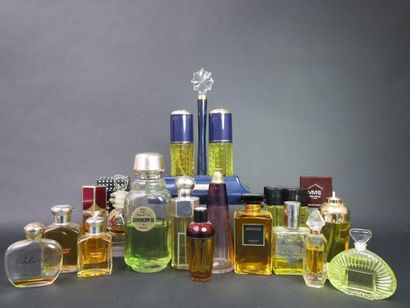 null Divers parfumeurs (années 1990)
Un lot comprenant seize différents flacons (liquide...