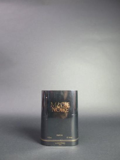 null LANCÔME "Magie Noire" (années 1980)
Présenté dans son coffret scellé, flacon...