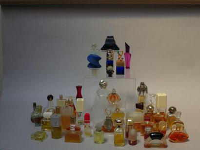 null Fort lot comprenant un assortiment de quarante-cinq flacons de parfums et eau...