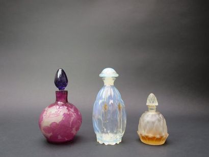 null SABINO et GALLÉ
Lot composé de deux flacons de parfum en verre incolore et verre...
