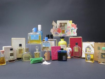 null Divers parfumeurs
Vingt-deux flacons des maisons GILOT, Pierre BALMAIN, D'ORSAY,...