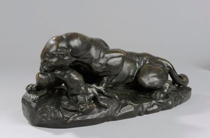 Antoine-Louis BARYE (Paris, 1796 - 1875) Jaguar dévorant un lièvre Bronze d'édition...