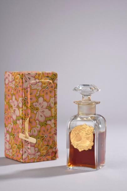 null HOUBIGANT "Le Parfum Idéal" (1900)

Présenté dans son coffret rectangulaire...