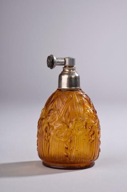 null Julien VIARD (1883-1938)

Flacon vaporisateur en verre pressé moulé teinté ambre,...