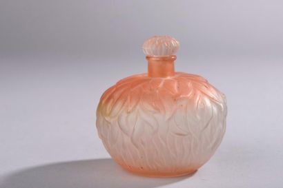 null MAU-RIEL (années 1920)

Flacon de parfum en verre incolore pressé moulé dépoli...
