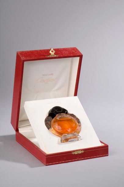 null CARTIER "Panthère" (1987)

Flacon en cristal incolore pressé moulé de section...