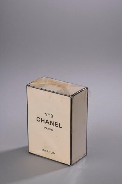 null CHANEL "N° 19" (1971)

Présenté dans son étui carton titré, scellé, flacon modèle...