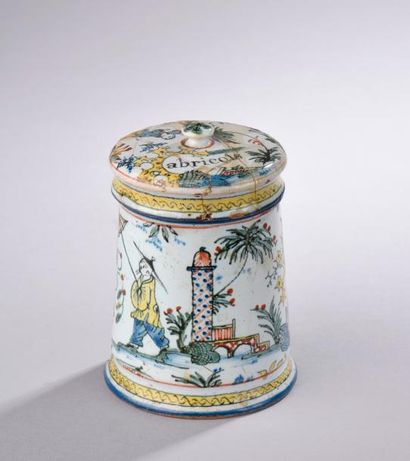 null Rouen.

Pot tronconique couvert en faïence, décor polychrome de Chinois et pagodes...