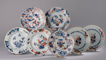 null Chine

Six assiettes en porcelaine à décor bleu, rouge et or Imari variés de...