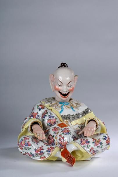 null Important magot articulé en porcelaine figurant une femme chinoise assise en...