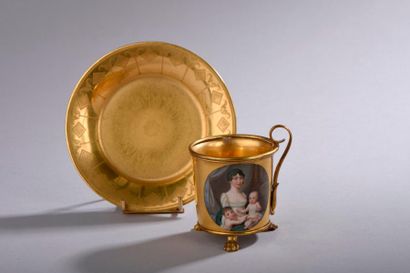 null Tasse et sous-tasse en porcelaine orné dans un médaillon d'une mère et de ses...