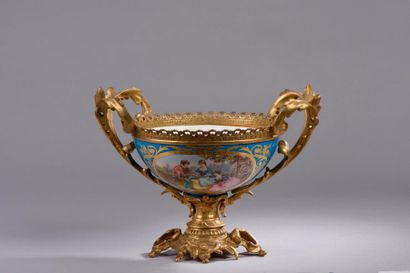 null Coupe en porcelaine de Paris polychrome, monture bronze. XIXe siècle.