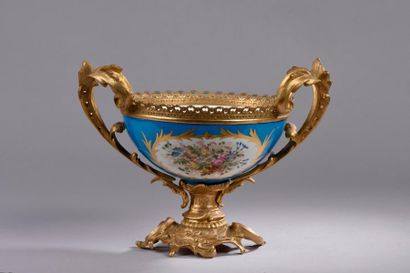 null Coupe en porcelaine de Paris polychrome, monture bronze. XIXe siècle.