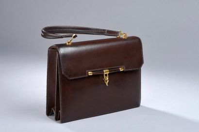 null HERMÈS 
Petit sac à main en box brun (quelques rayures d'usage, légères craquelures...