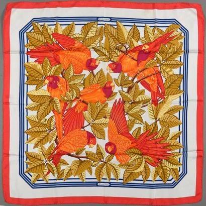 null HERMÈS 
Carré de soie "Les perroquets" à décor en rouge, orange et ocre sur...