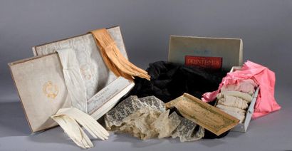 null Ensemble de textiles anciens : dix-huit paires de gants en suède ou cuir, huit...