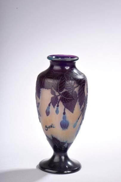 null Vase balustre en verre multicouches gravé à l'acide de fleurs mauves. Signé...