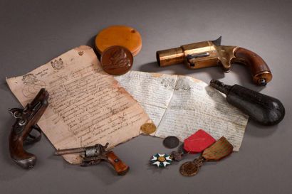 null Ensemble armes et militaria: 

- pistolet à silex du XVIIIe siècle

- pistolet...