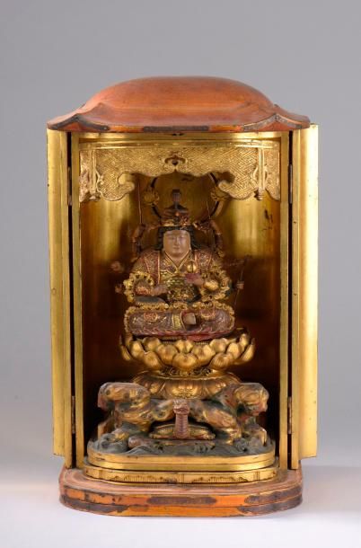 null Butsudan en bois laqué or, découvrant le bodhisattva Kokûzô assis à huit bras,...