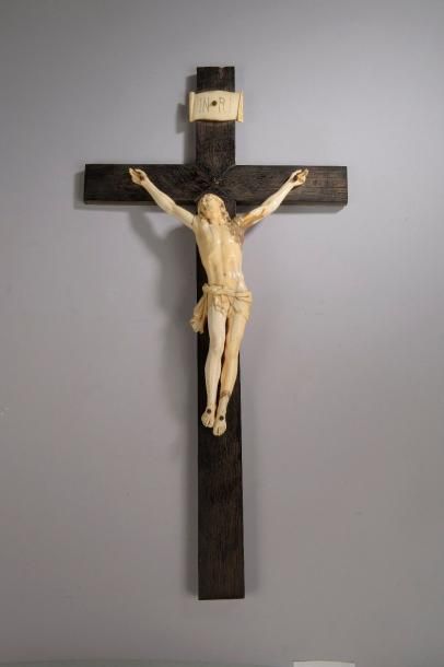 null Crucifix du Christ vivant en ivoire sculpté (petits manques à la couronne d'épines...