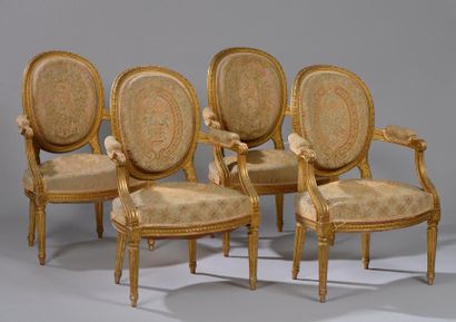 null Suite de quatre fauteuils médaillon en bois mouluré, sculpté et doré d'acanthes,...