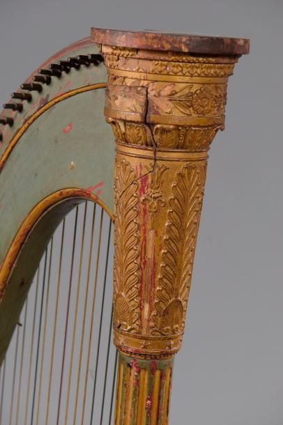 null Harpe en bois laqué vert et or, les sept pédales en fer forgé. La colonne cannelée...