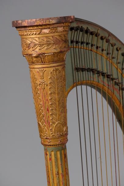 null Harpe en bois laqué vert et or, les sept pédales en fer forgé. La colonne cannelée...