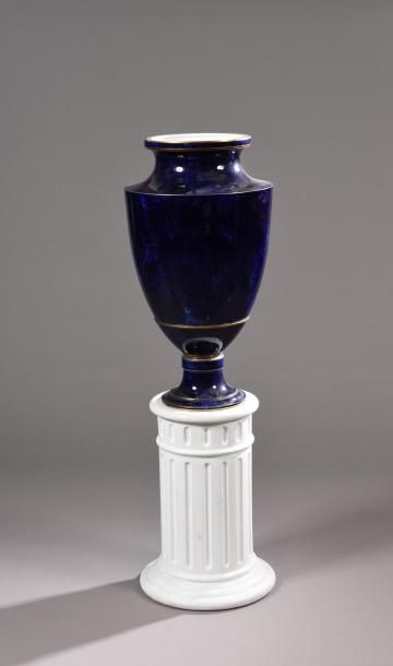 null SÈVRES.

Important vase balustre en porcelaine émaillée bleu de Sèvres et bordures...