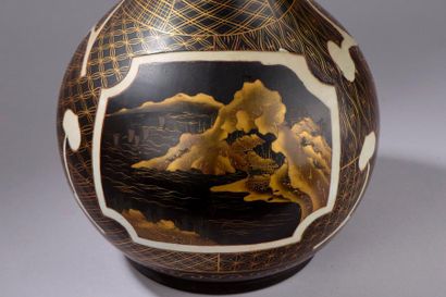 null Vase coloquinte en porcelaine laquée noir et or à décor de réserves ornées d'oies,...