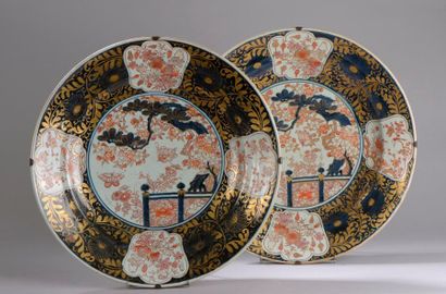 null Paire de grands plats en porcelaine décorée en bleu sous couverte, rouge de...