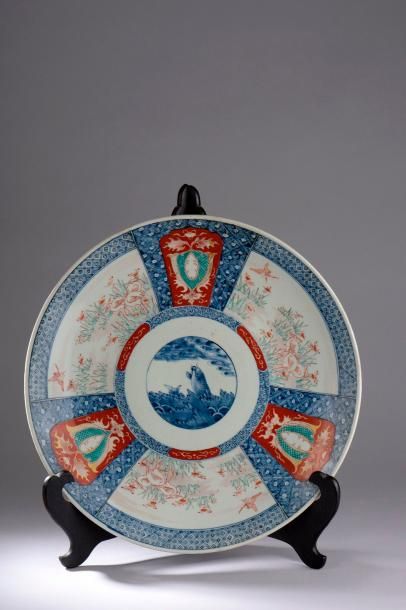 null Grand plat en porcelaine à décor dit Imari en bleu sous couverte, rouge fer...