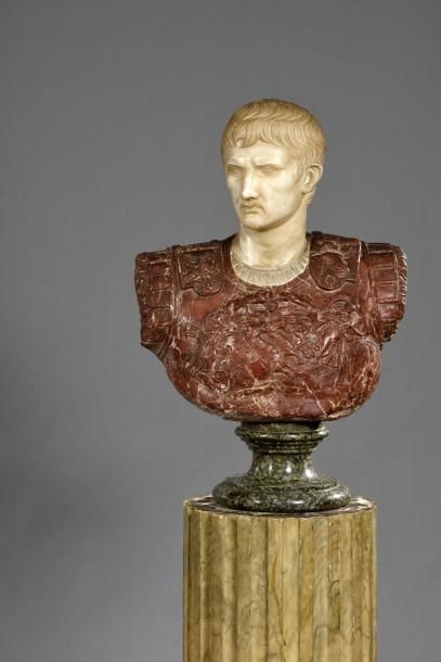 null Buste d'Auguste en marbre blanc à cuirasse de marbre rouge veiné blanc. Il repose...