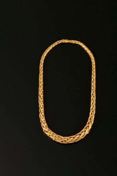 null Tour de cou en or jaune 18K à maille palmier en chute. 

Long. : 43,5 cm - Poids...