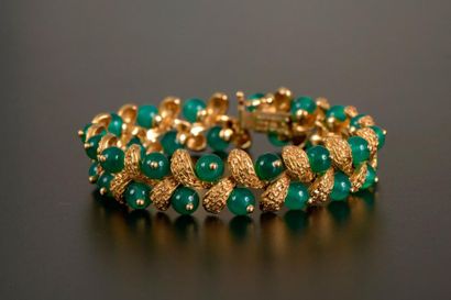 null Bracelet à décor de feuilles en or jaune 18K granité disposées en épi et intercalées...