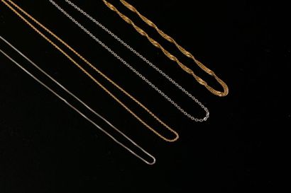 null Ensemble de trois chaines en or jaune ou en or gris 18K à maille forçat ou vénitienne....