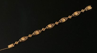 null Bracelet en or jaune 18K à six maillons ovales ajourés de fleurs épanouies.

Époque...