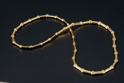 null Collier en or jaune 18K à maille tubulaire de section ovale articulée et emboîtée...